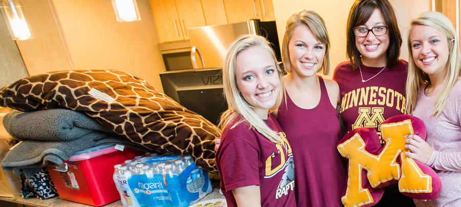 UMR students smile amidst moving into their 318 Commons apartment