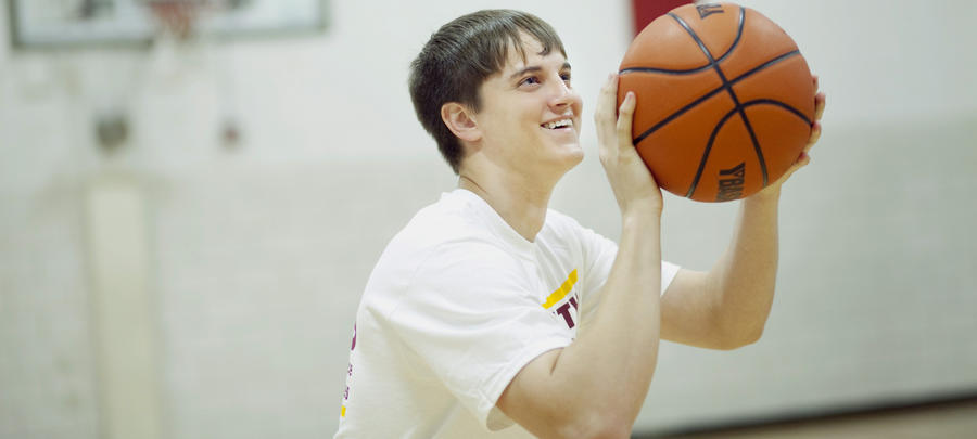 University of Minnesota Rochester student about to make a shot with a basketball in hand. 